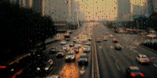 雨点在城市下雨