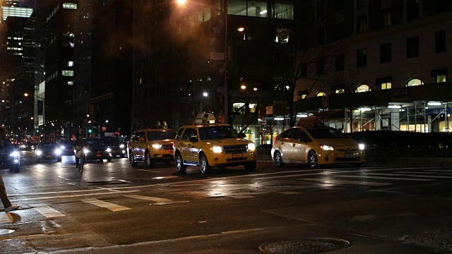 曼哈顿中城的夜晚街道