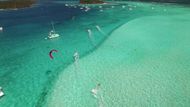 航拍的风筝冲浪者在加勒比海平坦的水面上