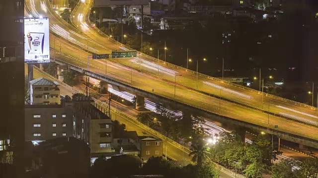 时光流逝，夜间交通堵塞