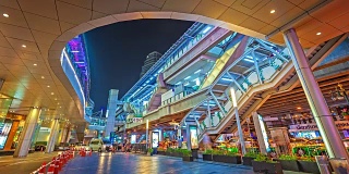夜间曼谷轻轨站。泰国