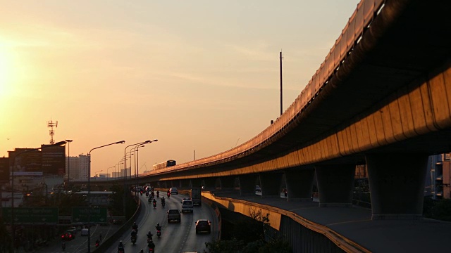 曼谷日落的空中火车