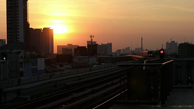 曼谷日落的空中火车