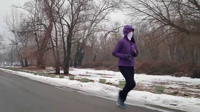 女孩在雪地里慢跑