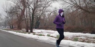 女孩在雪地里慢跑