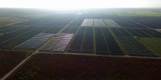 巨大的34MW太阳能发电厂在距离移动无人机俯瞰上方的太阳能电池板领域奥斯汀得克萨斯州生产清洁可再生能源