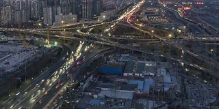 T/L MS HA TU鸟瞰图繁忙的天桥，黄昏到夜晚过渡/北京，中国