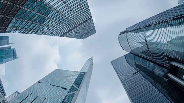 蓝天下的现代商业大厦，拍摄于亚洲香港