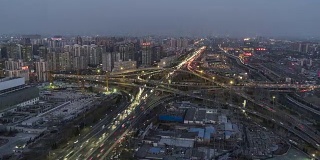 T/L WS HA PAN鸟瞰图北京路交叉口，黄昏到夜晚过渡/北京，中国