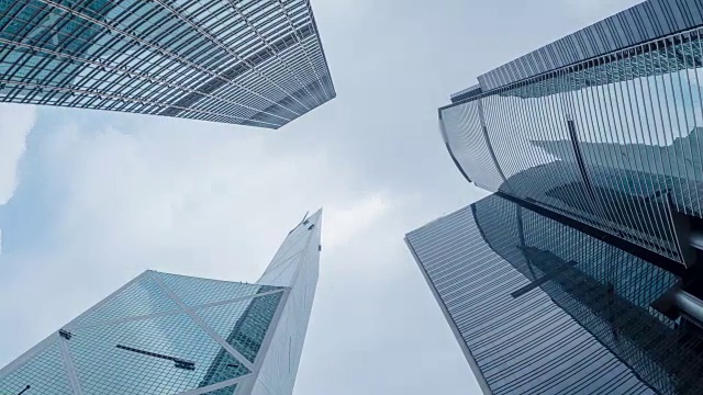 蓝天下的现代商业大厦，拍摄于亚洲香港