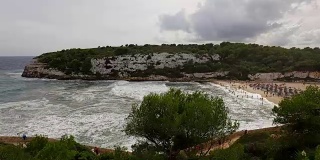 位于西班牙马略卡岛巴利阿里岛东海岸的卡拉·罗曼蒂卡和圣埃斯塔尼·德恩马斯上暴风雨地中海的时间
