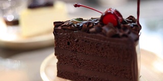 HD:用手把酱汁浇在一块蛋糕上，巧克力蛋糕