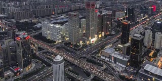 T/L WS HA TD高角度城市交通，白天到晚上过渡/北京，中国