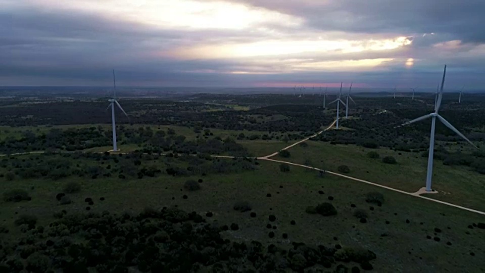 德克萨斯州中部的风力涡轮机农场为未来的清洁能源和可再生资源提供动力，以对抗气候变化
