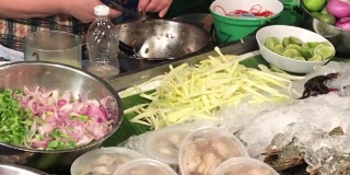 在泰国曼谷的泰国辣味沙拉中加入鱼露