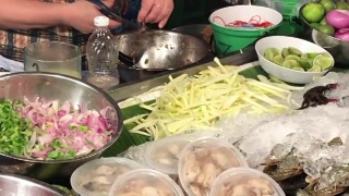 在泰国曼谷的泰国辣味沙拉中加入鱼露视频素材模板下载