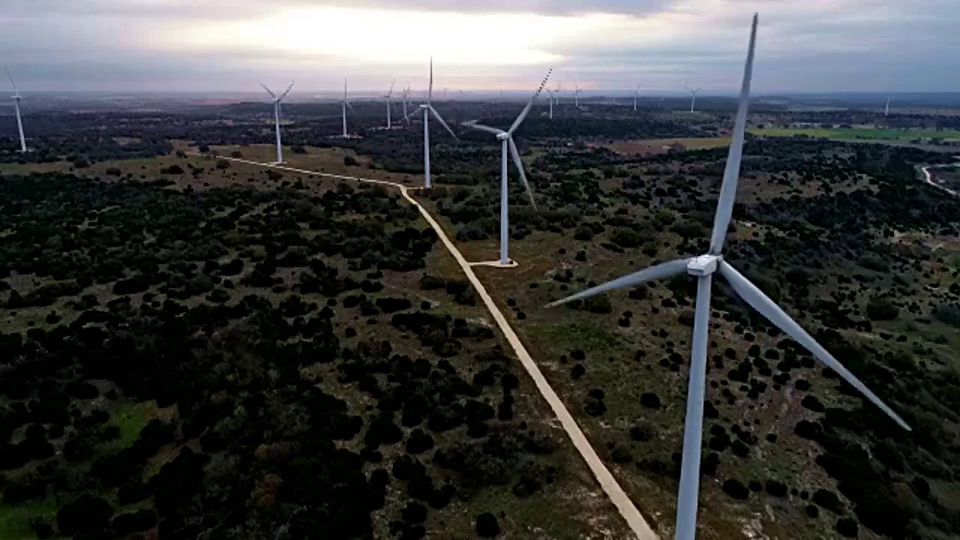 德克萨斯州中部缓慢而稳定的风力涡轮机农场为未来的清洁能源和可再生资源提供动力，以对抗气候变化