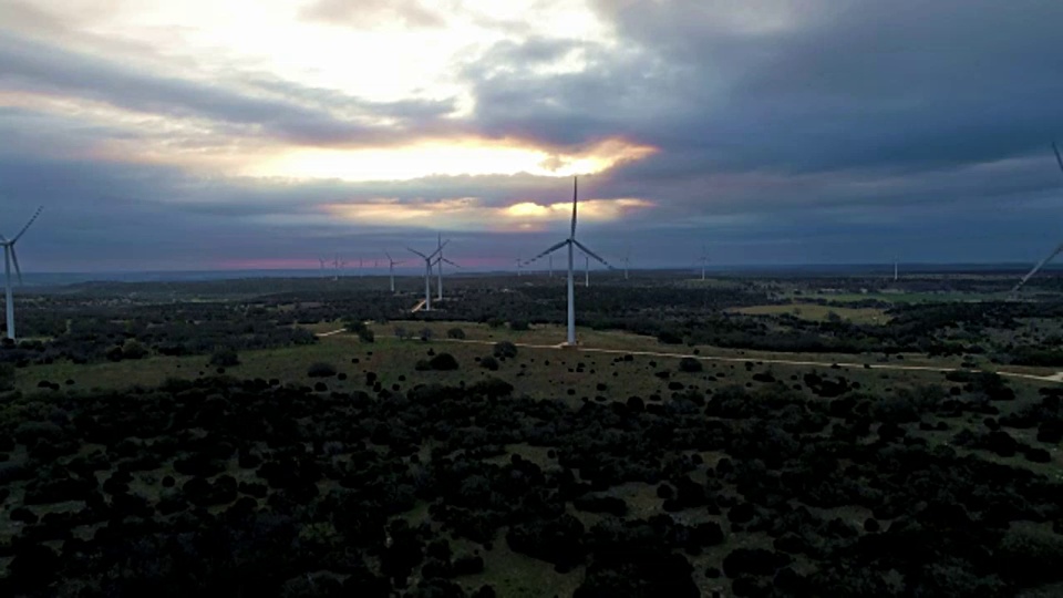 Side Pan of Sunrise风力涡轮机农场在得克萨斯州中部与惊人的阳光在背景