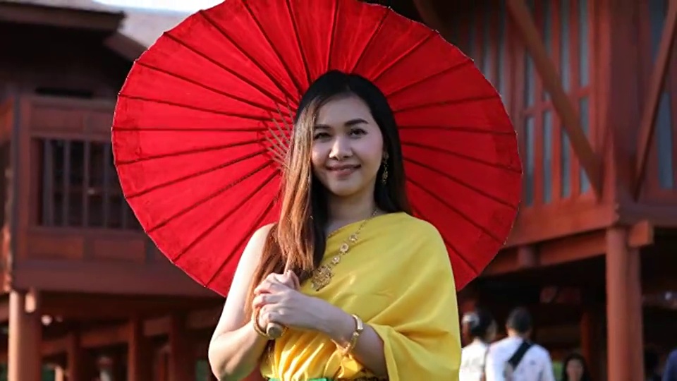 穿着传统风格的泰国妇女