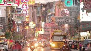 泰国曼谷唐人街Yaowarat路交通拥堵视频素材模板下载