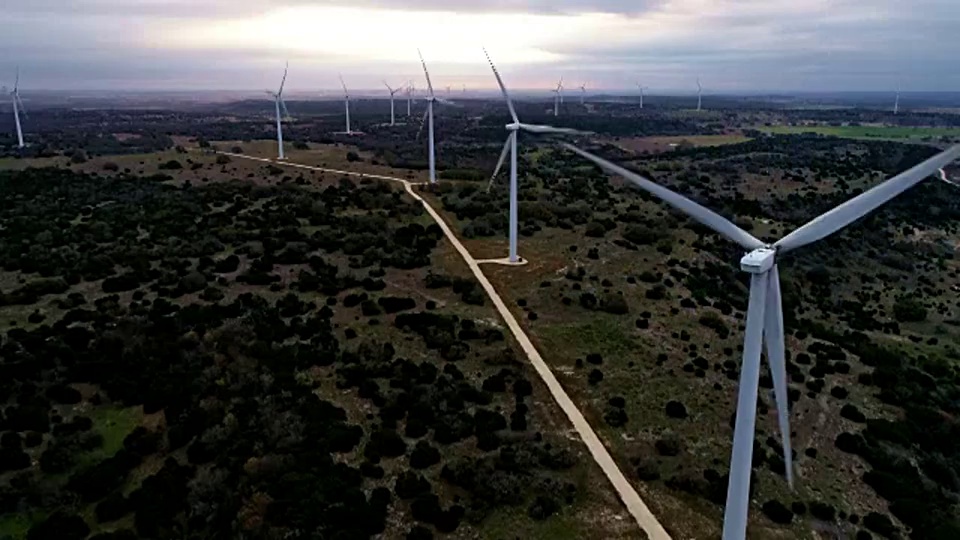 风力涡轮机为未来的清洁能源和可再生资源提供动力，以对抗气候变化