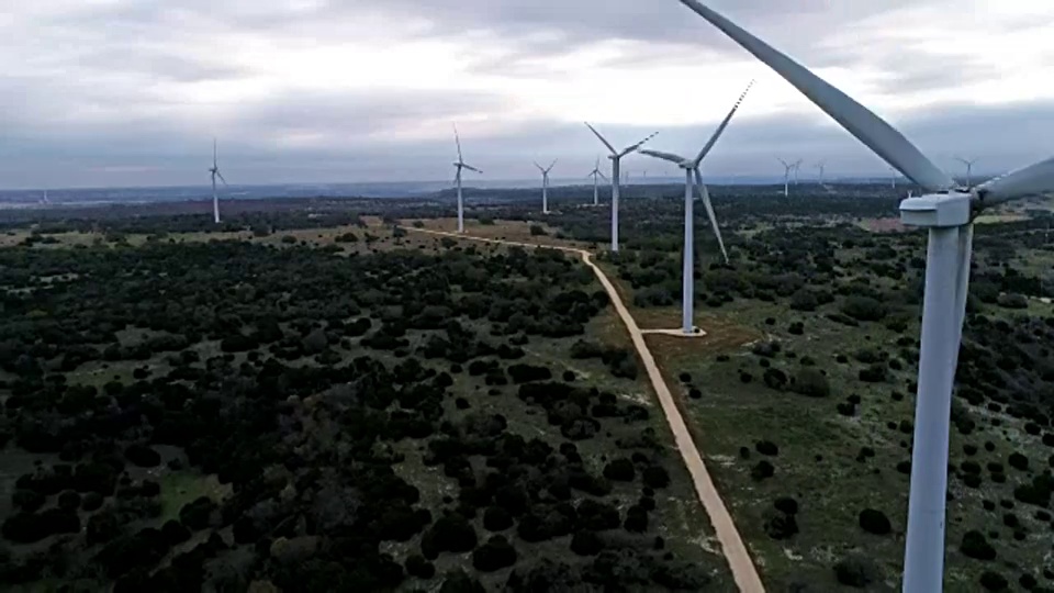 遥远的德克萨斯州中部风力涡轮机农场为未来的清洁能源和可再生资源提供动力，以对抗气候变化
