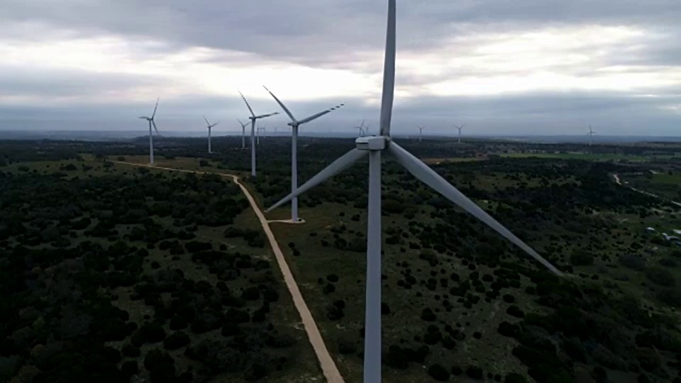 侧潘风力涡轮机农场在得克萨斯州中部为未来的清洁能源和可再生资源，以对抗气候变化