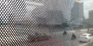 窗口视图从空中列车交通城市的公共交通系统，通常被称为BTS或Skytrain。