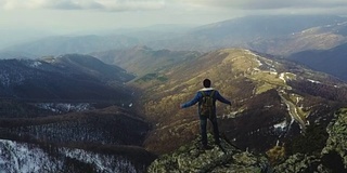 登山者从山顶欣赏风景