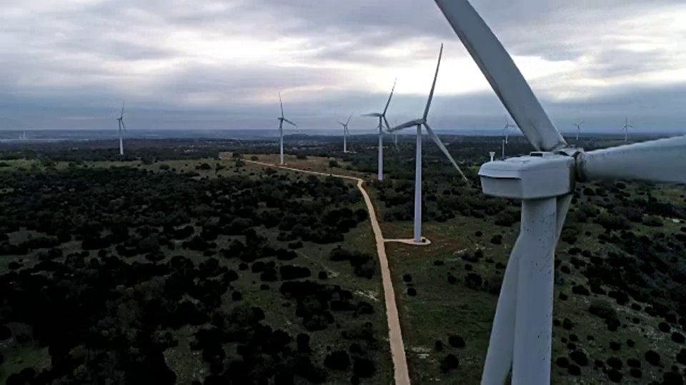 德克萨斯州中部的风力涡轮机农场为未来的清洁能源和可再生资源提供动力，以对抗气候变化