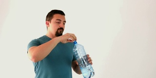 一个男人喝矿泉水的超级慢镜头