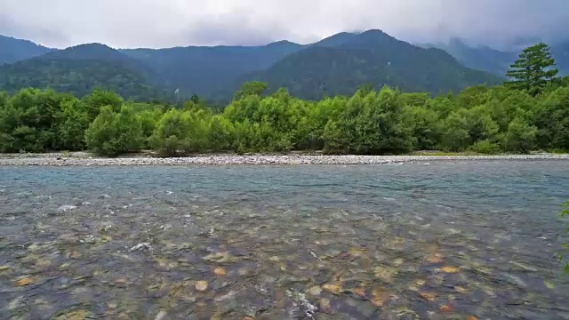 日本上高知县的阿祖萨河和保高山