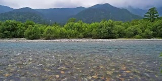 日本上高知县的阿祖萨河和保高山