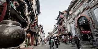中国北京大栅栏步行街上，游客漫步的时间