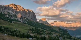 日落时间流逝的栀子pass, passo Gardena在白云石南蒂罗尔意大利阿尔卑斯山