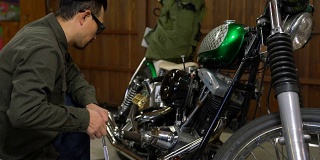 修理和维护他的定制摩托车在他的车库