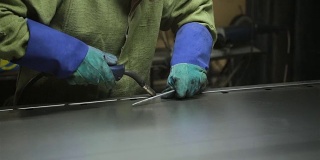 焊工负责焊接门的金属框架的细节。