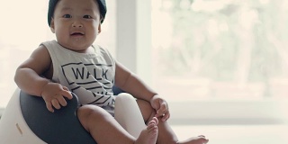 小男孩坐在婴儿椅上