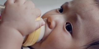 婴儿喝奶瓶的特写