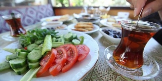 在土耳其早餐时搅拌土耳其茶