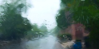 雨天透过车窗看车内