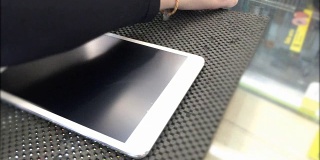 女性手部屏幕保护膜的数字平板电脑