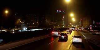 中国北京夜间驾驶的侧视图