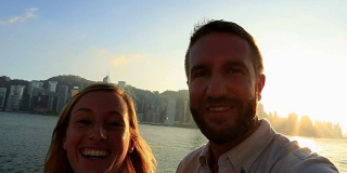 两个年轻人在香港旅游时自拍