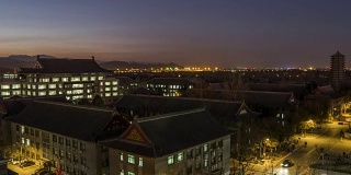 T/L WS HA TU鸟瞰图北京大学，北京，中国，黄昏到夜晚的过渡