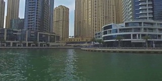 在迪拜码头的航道上巡航