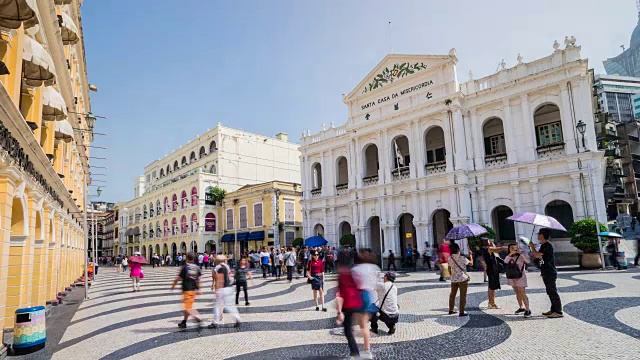 许多人在步行和购物的街道圣保罗遗址，它有许多商店供游客购买或吃。