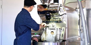 咖啡烘焙师在烘焙咖啡豆时检查咖啡豆