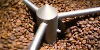 在冷却桶中旋转的咖啡豆