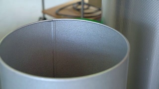 从冷却桶上落下的咖啡豆视频素材模板下载